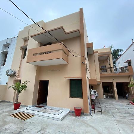 A Pousada Backpackers Den Lucknow Exterior foto