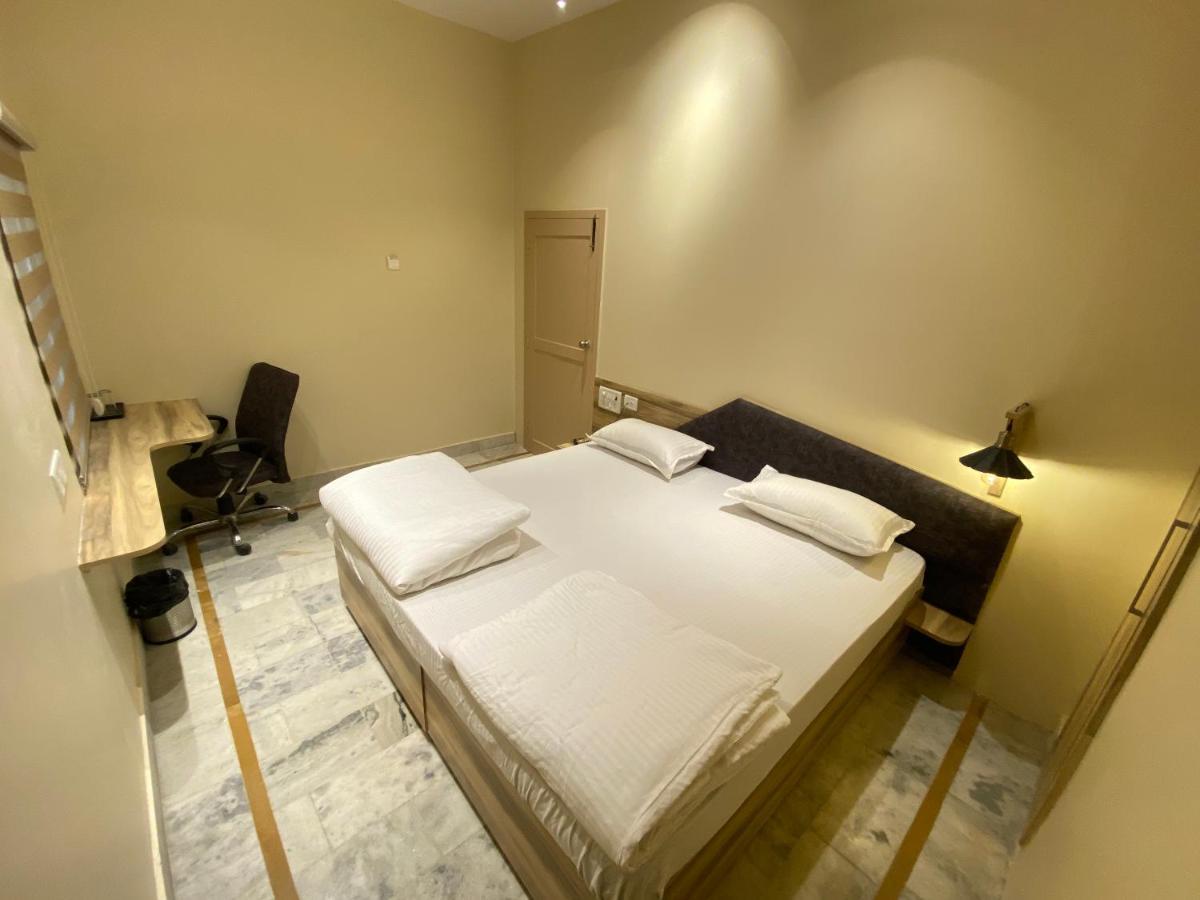 A Pousada Backpackers Den Lucknow Exterior foto