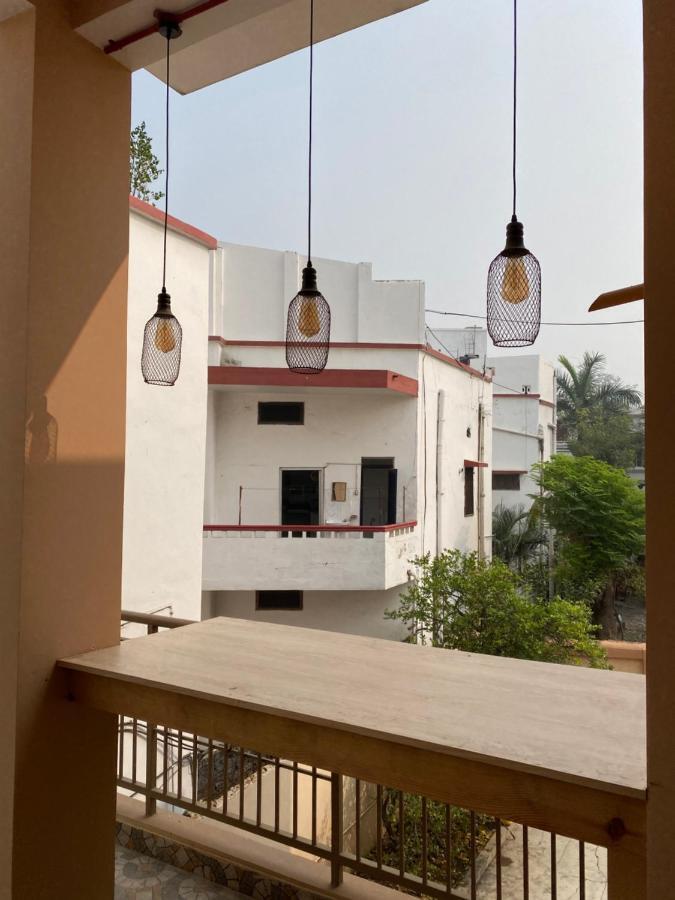 A Pousada Backpackers Den Lucknow Exterior foto
